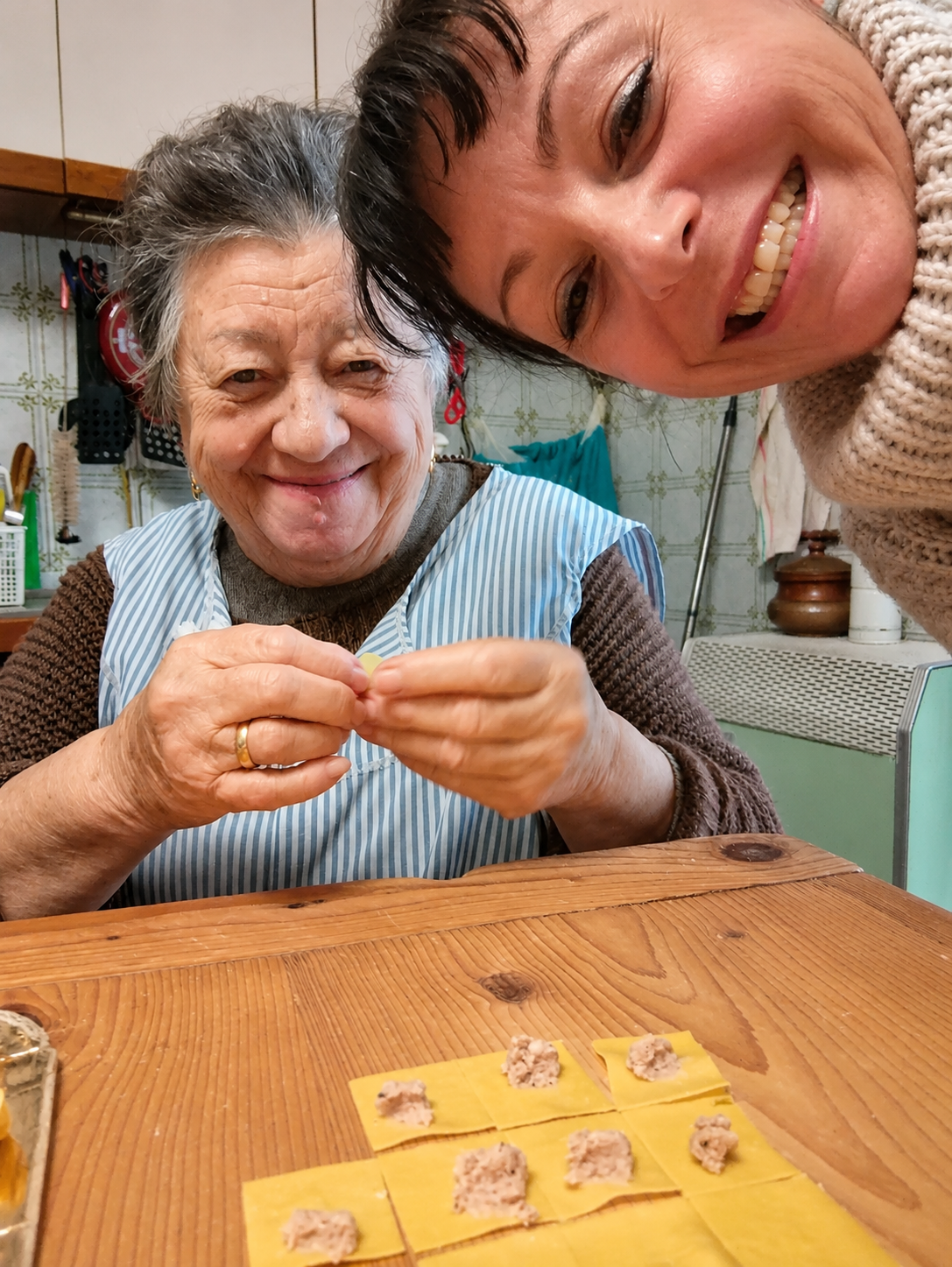 Serena che chiude i tortellini — Nuovo Antares